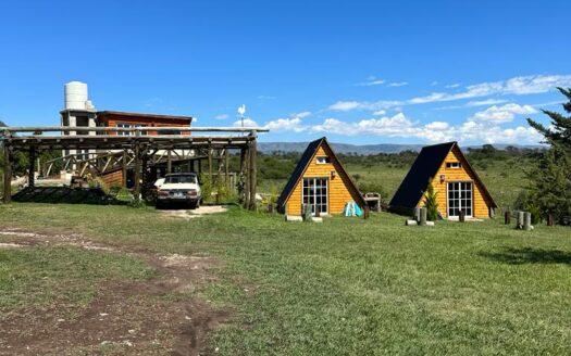 Venta de cabaña modesta rústica y dos mini alpinas