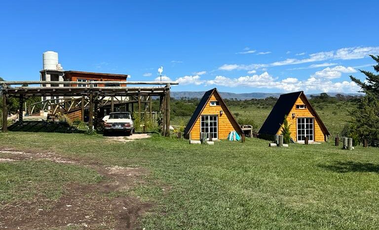 Venta de cabaña modesta rústica y dos mini alpinas