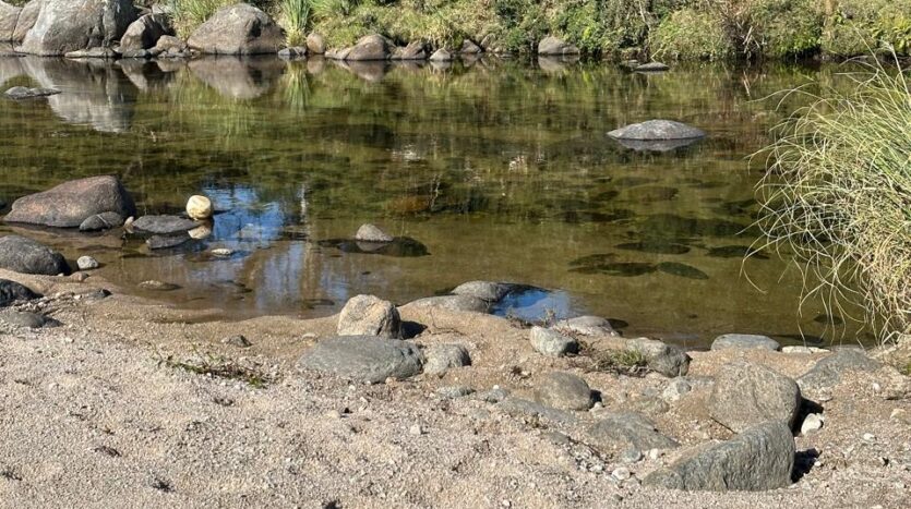 Casa y departamento en una 1.3 Ha. sobre costa de río Los Reartes