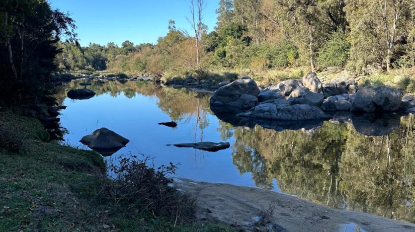 Casa y departamento en una 1.3 Ha. sobre costa de río Los Reartes