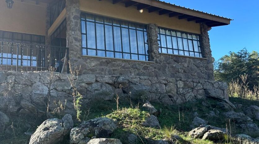 Casa y departamento en una 1.3 Ha. sobre costa de río Los Reartes